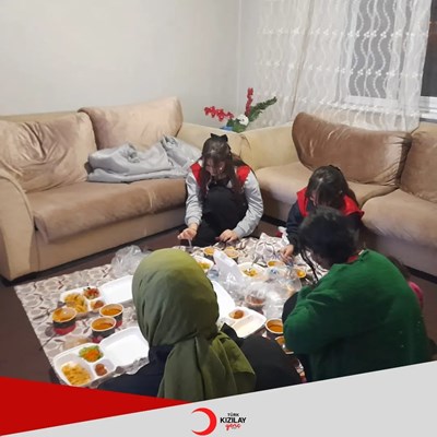 Kadın kolları ile ortaklaşa başlattığımız 'Gönül Sofrası' projemiz kapsamında liseli gönüllülerimizle aile ziyaretlerine başladık. Proje kapsamında ihtiyaç sahibi ailelerimizle beraber iftarımızı yapıyoruz.